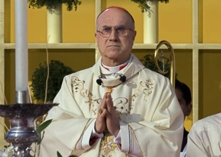 Kardynał Bertone znajduje się w ogniu krytyki Kardynał Bertone znajduje się w ogniu krytyki