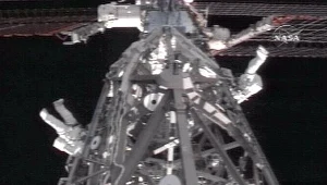 Załoga promu Discovery na spacerze