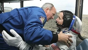 Astronauta Jeffrey Williams (L) i kosmiczny turysta Charles Simonyi (P)