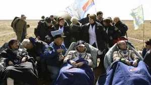 Kapsuła z kosmonautami wylądowała w Kazachstanie