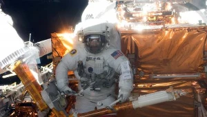 Załoga promu Atlantis podczas naprawy teleskopu Hubble'a