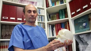 Francuski lekarz Laurent Lantieri przeszczepił twarz 30-latkowi