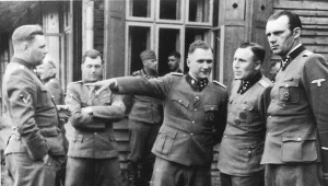 Josef Mengele (drugi od lewej) w otoczeniu dowódców różnych obozów koncentracyjnych