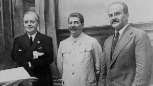 Od lewej: Joachim von Ribbentrop, Józef Stalin i Wiaczesław Mołotow