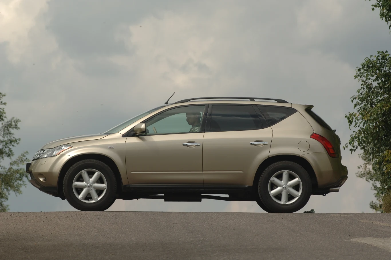 Z boku od razu widać, że zbyt niskie zamocowanie wydechu ogranicza możliwości terenowe Murano. Uwaga na jazdę w koleinach!