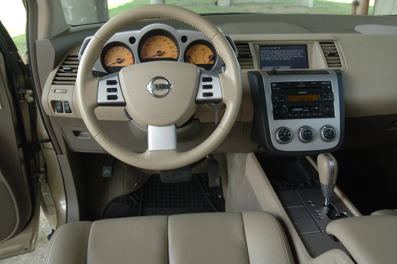 Atrakcyjna tablica przyrządów ma zestaw wskaźników podobny do tego stosowanego w sportowym modelu 350Z. Radioodtwarzacz i system głośników Bose znajdziemy w autach z Europy.