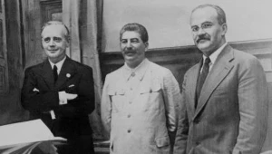 Od lewej Ribbentrop, Stalin i Mołotow