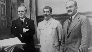 Od lewej: Ribbentrop, Stalin i Mołotow