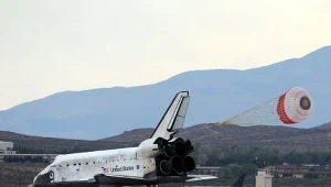 Prom kosmiczny Discovery wylądował bezpiecznie w Kalifornii