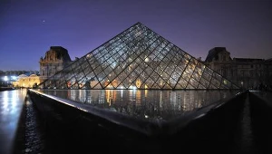Dziedziniec Luwru nocą