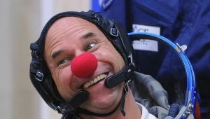 Guy Laliberte przez cały 8-dniowy pobyt na ISS nosił na nosie czerwoną kulkę