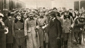 Powitanie Józefa Piłsudskiego na dworcu kolejowym w Warszawie 11 listopada 1918