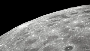 Naukowcy przypuszczali, że w głębi krateru może się znajdować zamarznięta woda