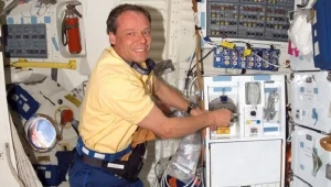 Christer Fuglesang przygotowauje posiłek podczas misji promu Discavery