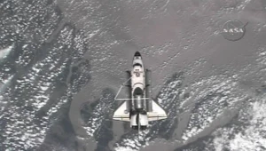 Wahadłowiec Endeavour w przestrzeni kosmicznej