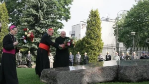 Pobrano "małe fragmenty" ciała Popiełuszki na relikwie