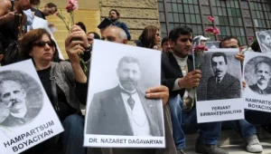 Obrońcy praw człowieka ze zdjęciami ofiar rzezi sprzed lat