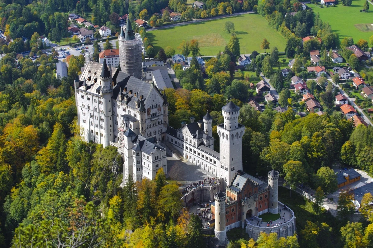 Neuschwanstein to nie średniowieczne gniazdo rycerzy--rozbójników, tylko teatralna dekoracja w skali 1:1 Neuschwanstein to nie średniowieczne gniazdo rycerzy--rozbójników, tylko teatralna dekoracja w skali 1:1