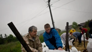 Sąsiedzka akcja przeciwpowodziowa we wsi Romana Graczyka / fot. Olga Baca