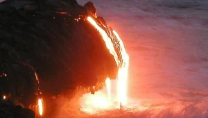 Lawa z wulkanu Kilauea wlewa się do wody
