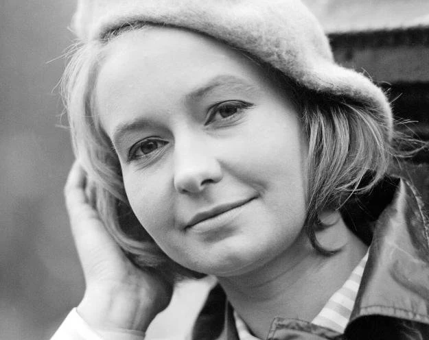 Elżbieta Czyżewska na ekranie debiutowała w roku 1960 w komedii "Mąż swojej żony", następnie zagrała w około 30 filmach. Wydawało się, że jej kariera rozkwita. Jednak jedna decyzja zmieniła całe jej życie.

Urodziła się 14 maja 1938 roku w Warszawie. Jej ojciec, Jan, zginął podczas II wojny światowej, matka, Jadwiga Gimpel, była z zawodu krawcową. Część dzieciństwa przyszła aktorka spędziła w domu dziecka w Konstancinie. Po ukończeniu warszawskiej PWST współpracowała z STS-em. W 1961 roku zadebiutowała w Teatrze Dramatycznym, z którym związała się na sześć lat.

Na zdjęciu: Elżbieta Czyżewska (1965)