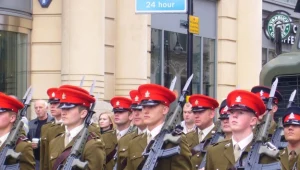 Młodzi huzarzy Pułku Królowej podczas parady w Birmingham w 2008 roku