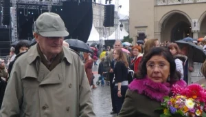 Sławomir Mrożek z żoną na krakowskim Rynku/Fot. Z.S.