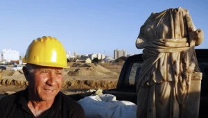 Dr Yigal Israel  i posąg