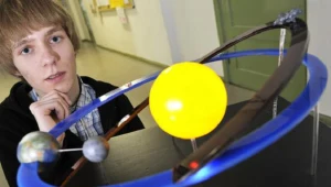Niemiecki uczeń prezentuje model asteroidy Apophis