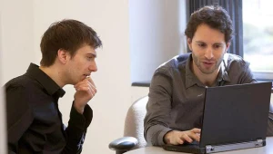 Autorzy pracy, Michael Frank (P) i Bradley Doll z Brown University. Fot. Mike Cohea/Brown University