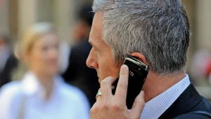 Używanie telefonów komórkowych być może zwiększa ryzyko zachorowania na raka mózgu