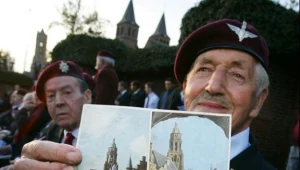 Pocztówki, które trzyma weteran, pokazują miast Arnhem przed bitwą