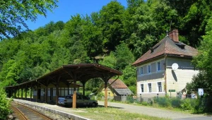 Zabudowania dworcowe stacji Pilchowice Zapora w 2010 roku