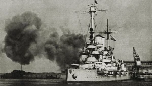 Niemiecki pancernik Schleswig Holstein ostrzeliwuje Westerplatte; reprodukcja: Marek Skorupski