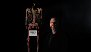 Krewny Neda Kelly'ego obok szkieletu legendarnego rabusia