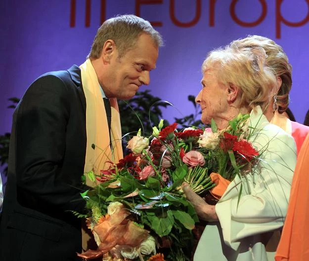 Premier gratulował Oldze Krzyżanowskiej, fot. Tomasz Gzell Premier gratulował Oldze Krzyżanowskiej, fot. Tomasz Gzell