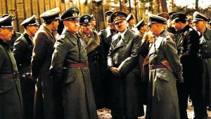 Za plecami oglądających 800-milimetrowe działo, widać fragment "chińskiego muru"