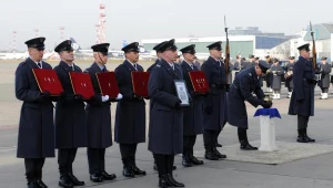 Powitanie urny z prochami gen. bryg. pil. Tadeusza Sawicza , fot. A. Hrechorowicz