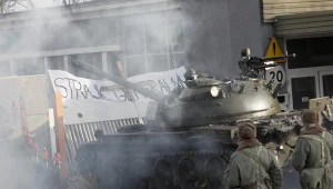 Czołg taranuje bramę stoczni/fot. J. Undro