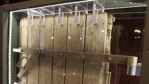 Jedyne zachowane drzwi komory gazowej z niemieckiego obozu Auschwitz/fot. J. Bednarczyk