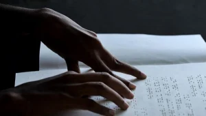 Niewidomy pacjent czyta za pomocą alfabetu brajla