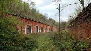 Koszary szyjowe Fortu III. Tu znajdowały się cele więzienne