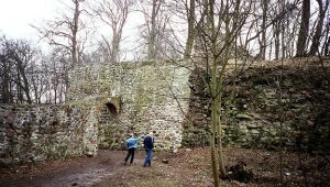 Resztki kamiennych murów dają wyobrażenie o wielkości zamku człuchowskiego