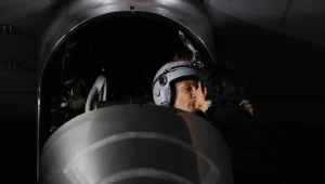 Bertranda Piccard w Solar Impulse wita się z żoną Michele