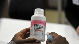 Kobieta przyjmuje lek antyretrowirusowy w Soweto (RPA), maj 2012