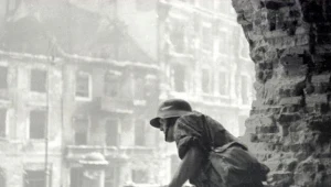 Powstaniec w ruinach kościoła św. Krzyża, fot. Eugeniusz Haneman