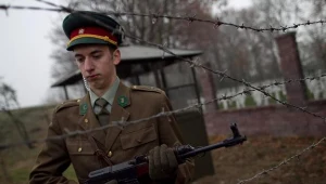 Członek grupy rekonstrukcyjnej przebrany za czechosłowackiego pogranicznika