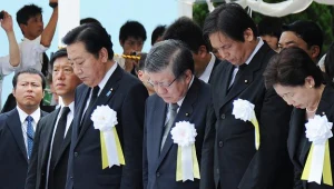 Japoński premier Yoshihiko Noda (trzeci z lewej) na uroczystościach 67. rocznicy zrzucenia amerykańs