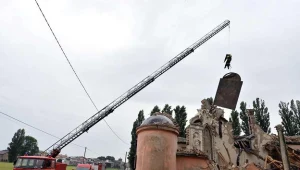 Zniszczony w wyniku trzęsienia ziemi kościół w San Carlo