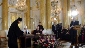 Cyryl I (2L) i abp Józef Michalik (3L) podpisują przesłanie /fot. R. Pietruszka